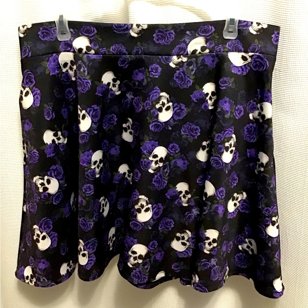 Hot topic skull and roses lg